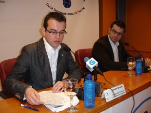 O presidente da Mesa, Carlos Callón, acompañado por un membro da Quadernas-Consultoría, que elaborou o informe