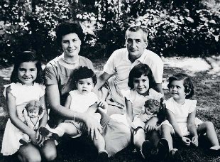 Elsa, xunto ao seu marido Héctor Oesterheld, morto, e as súas catro fillas, tamén desaparecidas