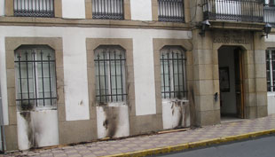 A fachada despois de arder o cartaz