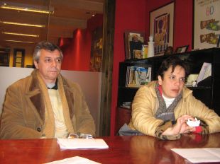 Gonzalo Gómez Freire e Aramita Padrino, na redacción de Vieiros