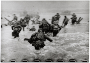 R. Capa. "Soldados norteamericanos desembarcando na praia Omaha", 1944
