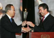 Ban Ki-Moon recolle unha candea que representa os Obxectivos do Milenio