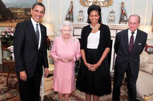 Obama e a raiña de Inglaterra, cos seu consortes, esta quinta feira no Buckingham Palace de Londres