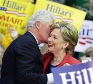 Hillary e Bill Clinton, nun mítin en Filadelfia