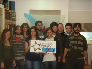 Noa Presas, á esquerda da imaxe sostendo o cartel, encabeza a lista de 'Proposta Militante'