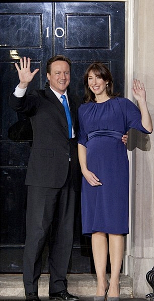 Cameron e a súa dona, Samantha, á súa chegada a Downing Street este martes á noite