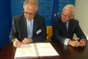 Asinan a norma Hans-Gert Pottering, presidente do Parlamento Europeo, e Günter Closer, representante da presidencia alemá