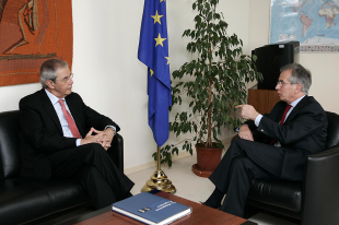 O presidente da Xunta, Emilio Pérez Touriño, co director xeral de Relacións Exteriores da Comisión Europea, Eneko Landaburu