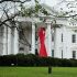 Un lazo vermello preside a entrada norte da Casa Branca, en Washington