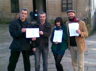 Os participantes amosan os seus certificados / Seioque.com