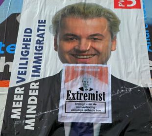 Cartaz electoral de Geert Wilders, cun autocolante por riba onde alerta do seu extremismo