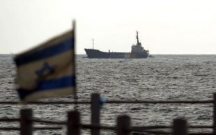 O barco irlandés da Frota da Liberdade, o 'Rachel Corie', entrando no porto militar israelí de Ashdod