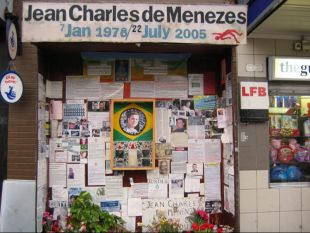 Homenaxe a Menezes na estación de metro de Stockwell