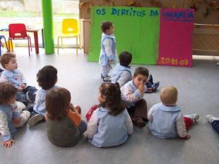 Nenas e nenos nunha galescola