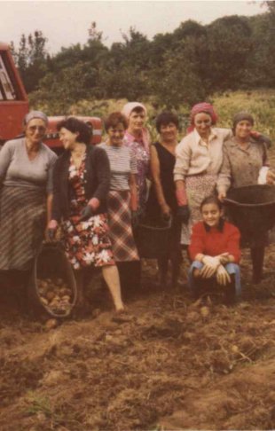 Grupo de mulleres indo &aacute;s patacas. Foto: IES As Telleiras