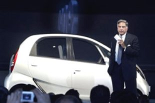 O presidente de Tata Motors, presentando o seu novo veh&iacute;culo.