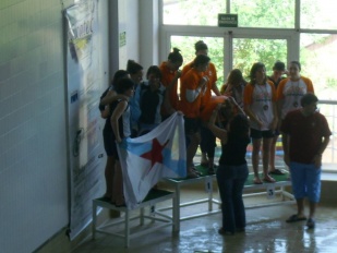 As mozas, no podio, coa bandeira