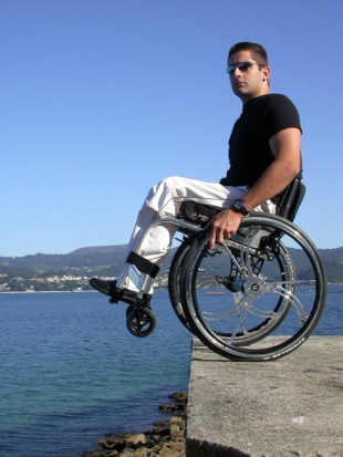 Na súa cadeira de rodas, en Raxo (Pontevedra)