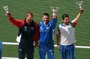 O adestrador do Breogán no centro do podio, co do Tudense á esquerda e o do Zamora á dereita