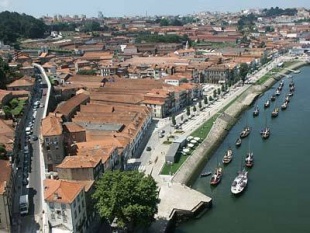 Vilanova de Gaia está fronte a Porto, na beira do Douro na que se sitúan as adegas do viño máis famoso de Portugal