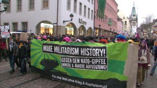 Protestando contra a OTAN, do outra beira do Rin (na cidade alemá de Freisburg im Breisgau)