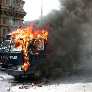 Unha furgoneta dos 'carabinieri' ardendo / Flickr: hansoete