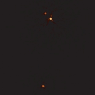 Imaxe das tres estrelas do sistema estelar triplo Gliese 22