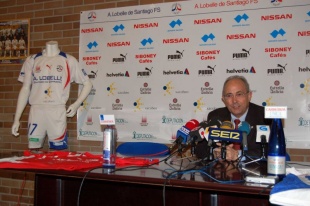 O presidente do clube, na presentación das novas camisolas, que estrearán na Recopa de Europa