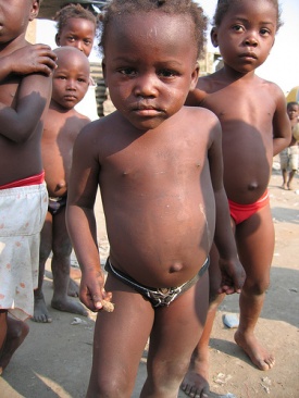 Meniños nas aforas de Luanda, capital de Angola / Flickr: metnick