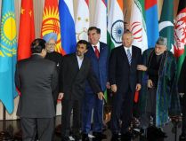 Ahmadinejad na cimeira do Consello de Cooperación de Shangai, en Rusia, antes de se reunir con Dmitri Medvédev