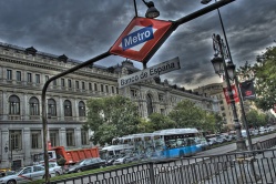 A saída do metro fronte ao Banco de España, en Madrid / Flickr: smorchon