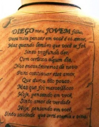 Un home tatuou nas súas costas un escrito dedicado ao seu fillo desaparecido