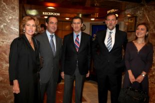 Feijoo estivo acompañado por, entre outros, o presidente do Congreso, José Bono, e por Mariano Rajoy, líder do PP a nivel estatal (clique para ampliar)