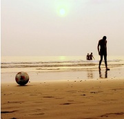 Na praia dos camaróns, tamén hai un balón de fútbol / Flickr: phil h