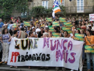 Imaxe dunha manifestación contra os lumes provocados, o verán pasado (Galiza.indymedia.org)
