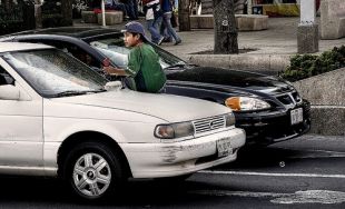Limpando automóbiles en México / Flickr: bdebaca
