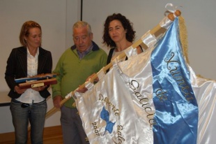 Entrega da Bandeira Xunta de Galicia ao presidente da Sociedade Deportiva Tirán, Jesús Tenorio