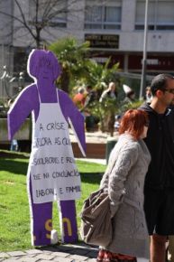 Duranta a manifestación deste 8 de marzo, en Vigo, unha boneca lila di que a crise empeora as cousas / Imaxe: X. Rodríguez