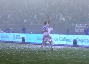 Celebrando o segundo gol, no Galiza-Uruguai (2005). Unha imaxe coma esta podería valer para o concurso