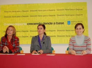 Concha Diéguez, o día da presentación da guía, á dereita de Marta Souto e Carme Adán