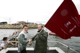 Recibindo a bandeira de mans do alcalde de Ares, Julio Iglesias Redondo