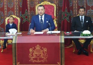 O rei Mohammed VI de Marrocos, no centro, xunto ao seu irmán e o seu fillo, á esquerda, o príncipe herdeiro (clique para ampliar)