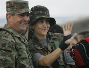 O xeneral Mario Montoya e a política Ingrid Betancourt tras a súa liberación