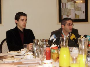 Miguel López, secretario xeral da Ucgal, á dereita da imaxe, durante un almorzo cos xornalistas no que se presentou este estudo