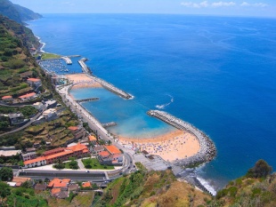 Madeira vive principalmente do turismo. Na imaxe, unha praia da illa / Flickr: madeira