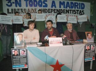 Na conferencia de prensa, Joám Peres, no centro da imaxe, acompañado dun militante de Ceivar e o pai de Ugio Caamanho, Manuel Caamanho