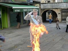 A imaxe do monarca español ardendo, ao finalizar a manifestación en Vigo