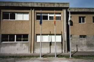 Unha imaxe exteiror do CEIP Salgado Torres, construído en 1981, e ende aquela sen patio cuberto