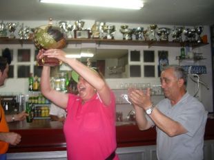 Geni erguendo o seu trofeo de campioa nacional absoluta de billarda