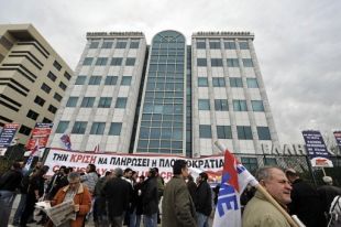 Traballadores bloquean o edificio da Bolsa de Atenas (clique para ampliar)